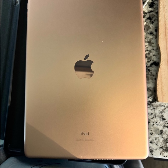 Apple iPad in Elegant Gold
This is a iPad 8 generation
32 gb - Picture 2 of 6